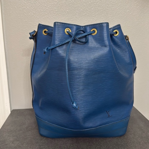Louis Vuitton Handbags - Preloved Louis Vuitton epi Noe GM bucket bag